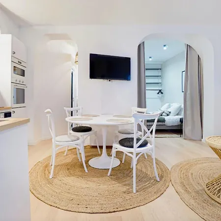 شقة Ideally Located In 15 *