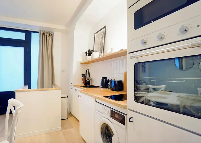 Ideally Located In 15 *